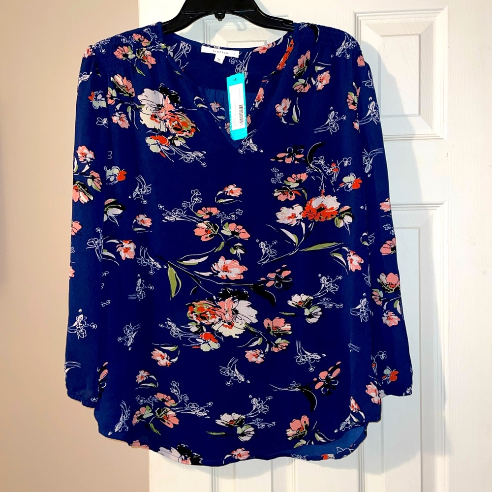 NWT! Fun 2 Fun floral blouse. Size L. Excellent condition. OFFERS WELCOME!
